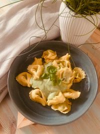 Tortellini mit Avocado fertig